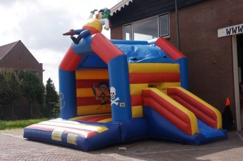 Springkussen Zeerover met glijbaan